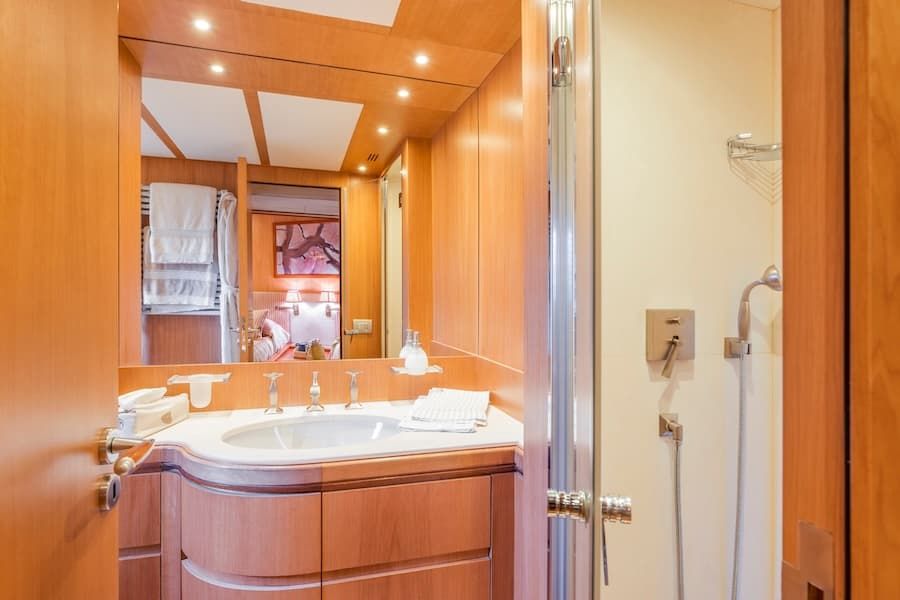yacht bath, luxury yacht bath, Italian Riviera