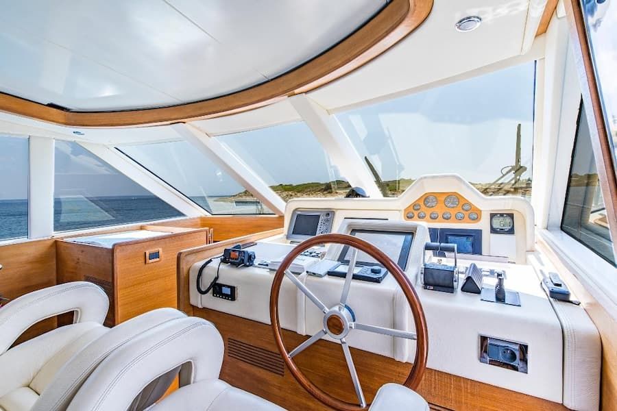 yacht pilot, yacht captain, yacht hostess, private cruise, rent yacht Balearic